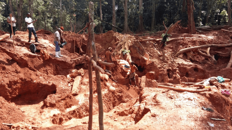 A scene from an artisanal mining site in DRC. Photo Credit: Programme Intégré pour le Développement du Peuple Pygmé (PIDP)